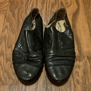 Kenneth Cole Black Leather Loafers Slip-On Design